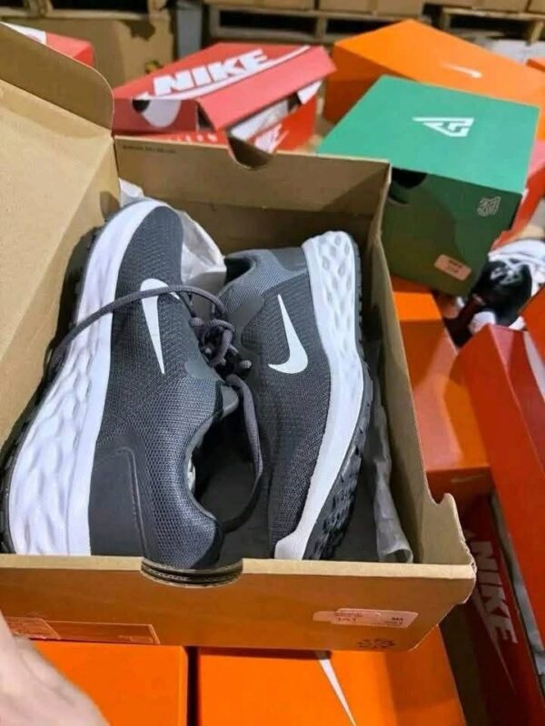 Nike shoes - Image 12