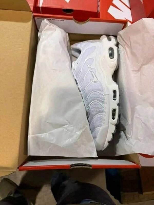 Nike shoes - Image 4