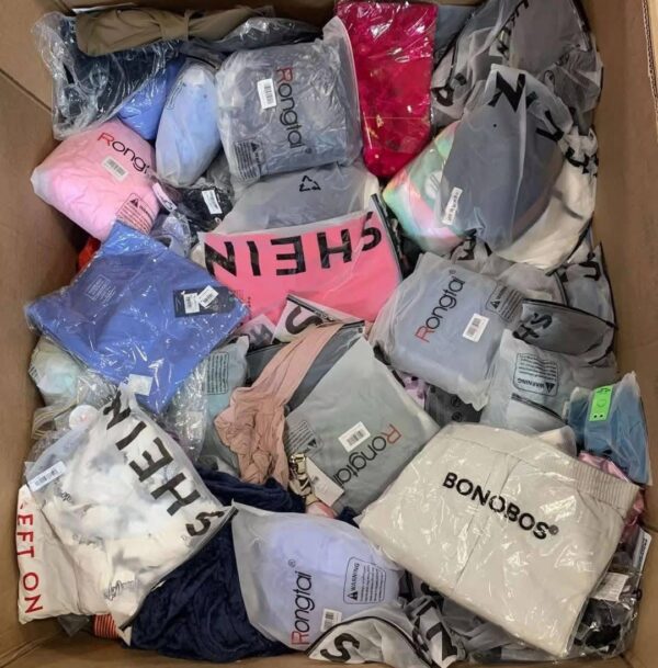 Assorted clothes - Image 3